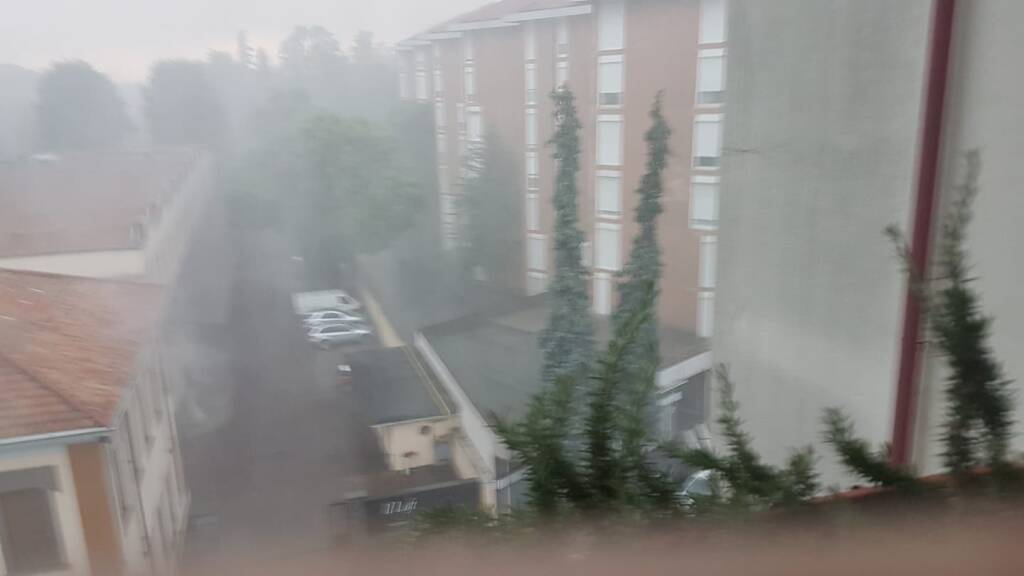Forte temporale e grandine, mattina di maltempo su Varese - Le foto dei lettori
