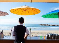 barista al lavoro su spiaggia