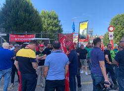 Il presidio dei metalmeccanici davanti alla Prefettura di Varese
