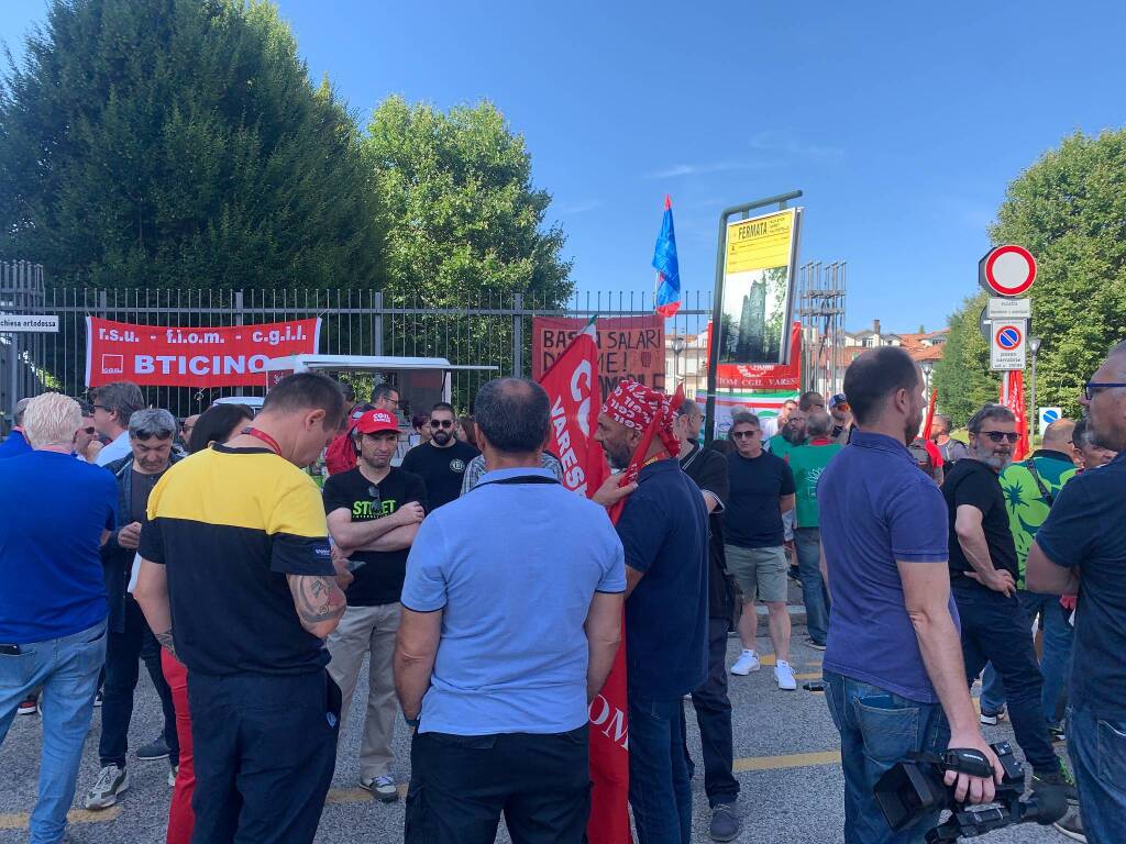 Il presidio dei metalmeccanici davanti alla Prefettura di Varese