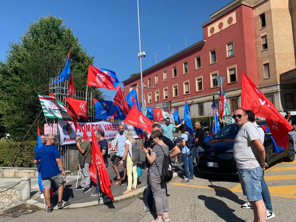 Il presidio dei metalmeccanici davanti alla Prefettura di Varese
