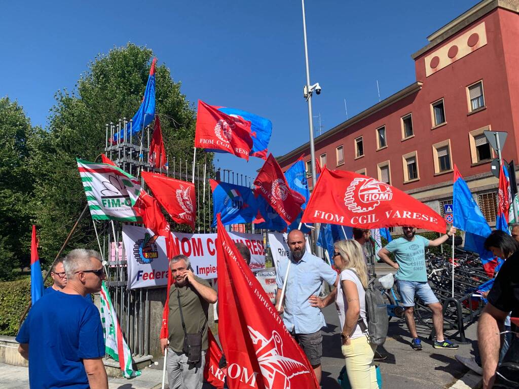 Il presidio dei metalmeccanici davanti alla Prefettura di Varese
