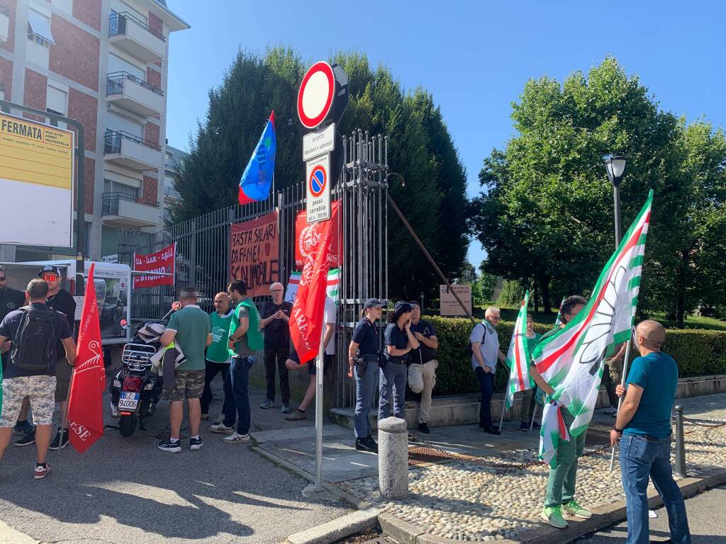 Il presidio dei metalmeccanici davanti alla Prefettura di Varese