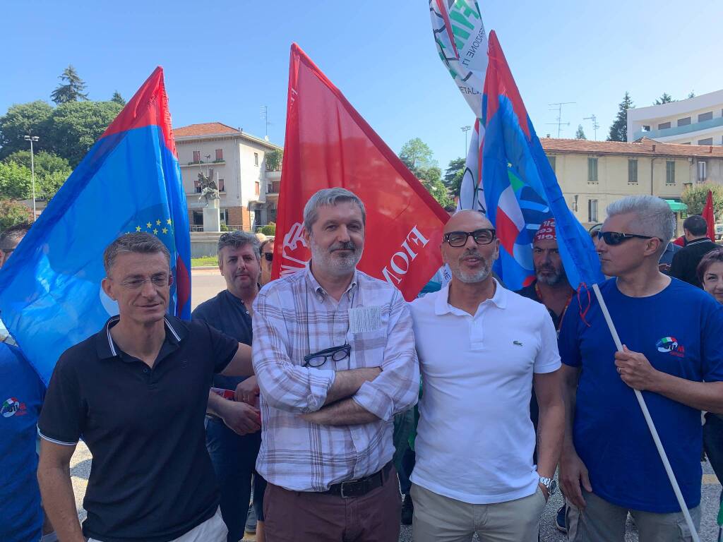 Il presidio dei metalmeccanici davanti alla Prefettura di Varese