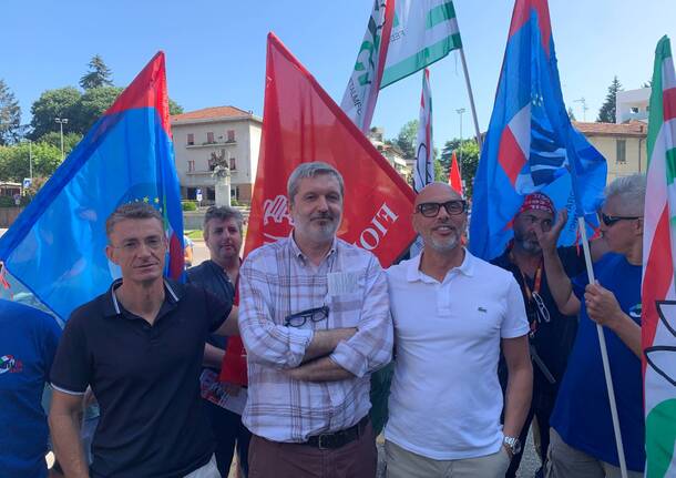 Il presidio dei metalmeccanici davanti alla Prefettura di Varese