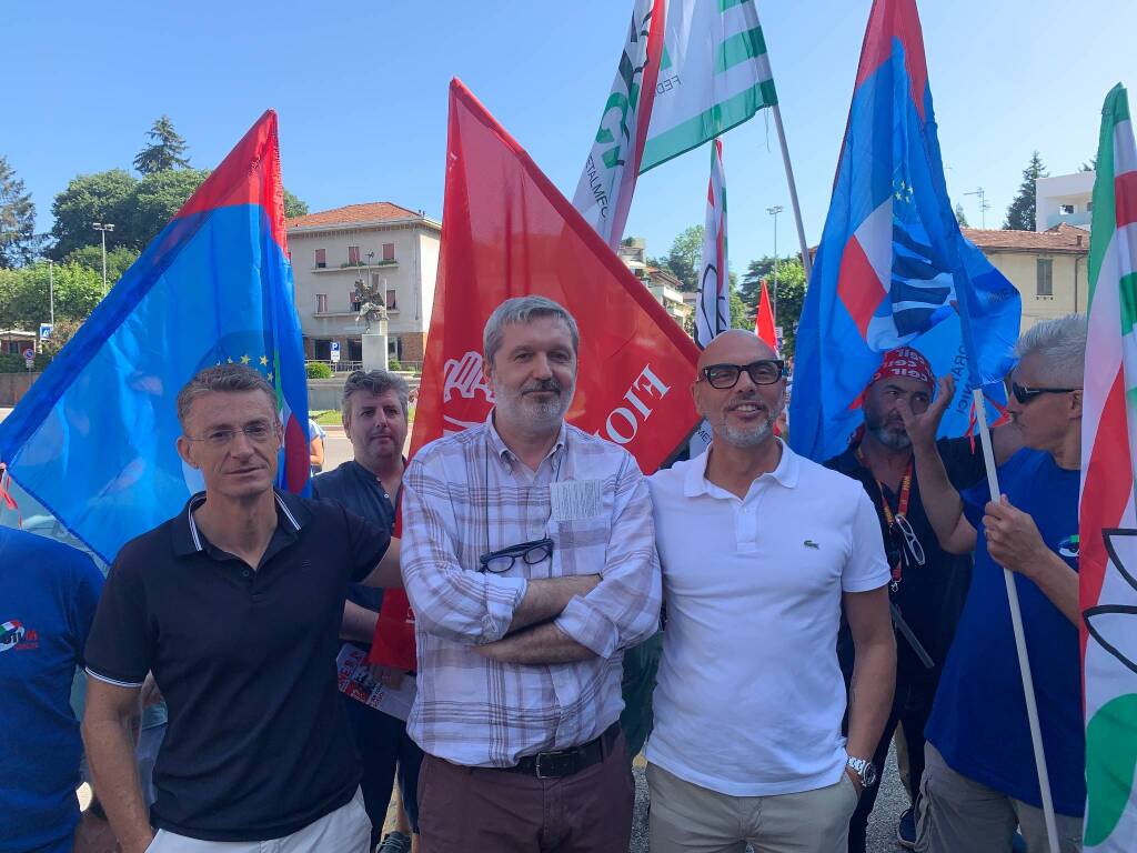 Il presidio dei metalmeccanici davanti alla Prefettura di Varese
