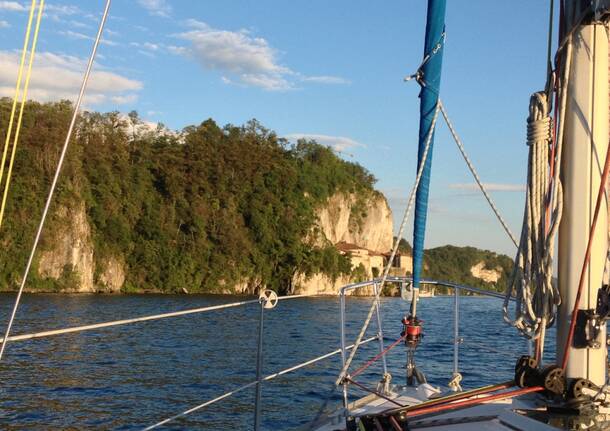 In barca a vela sul lago Maggiore