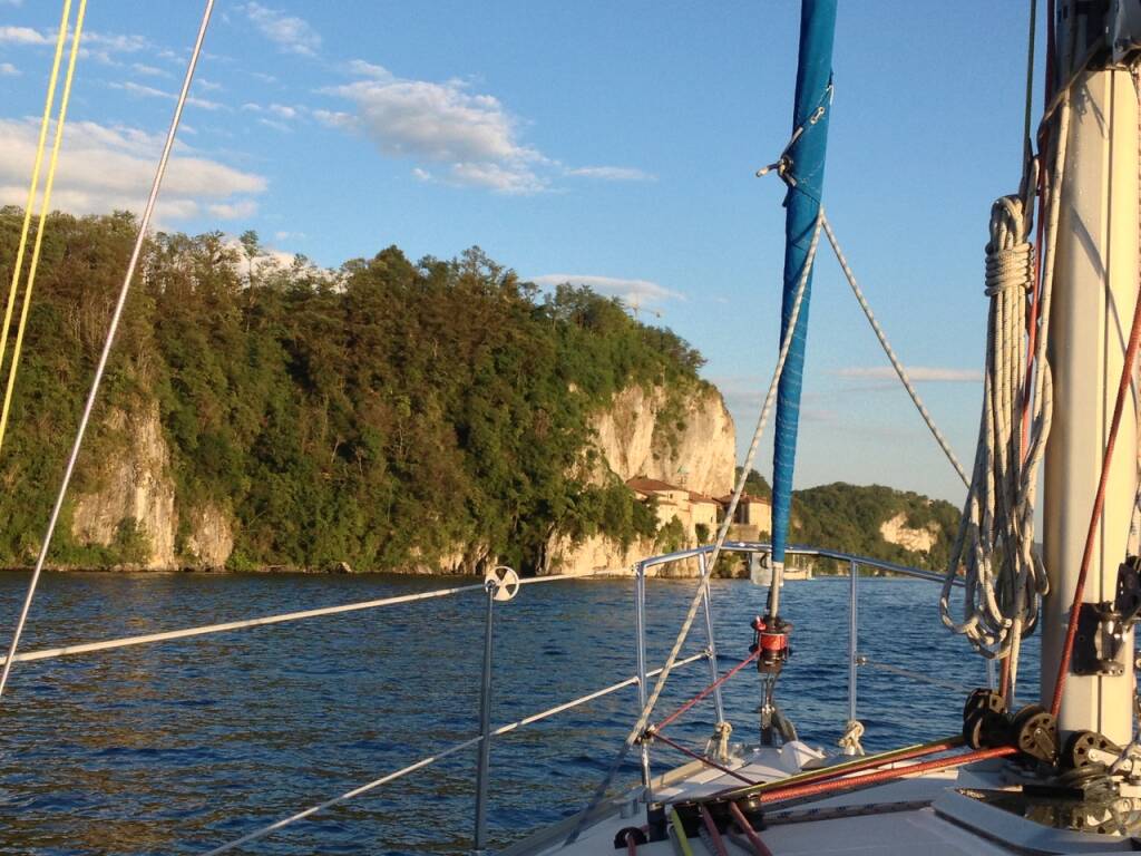 In barca a vela sul lago Maggiore
