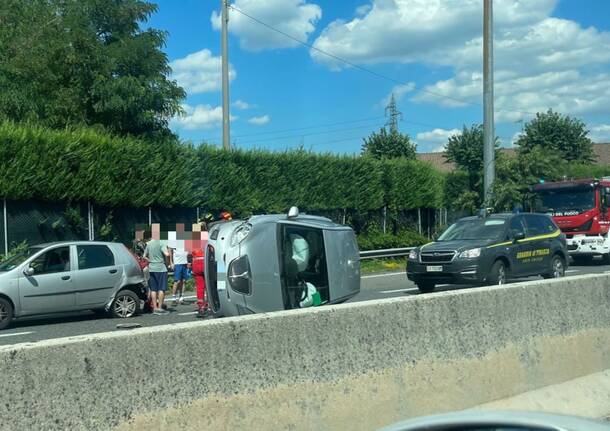 Incidente con ribaltamento sulla superstrada di Malpensa