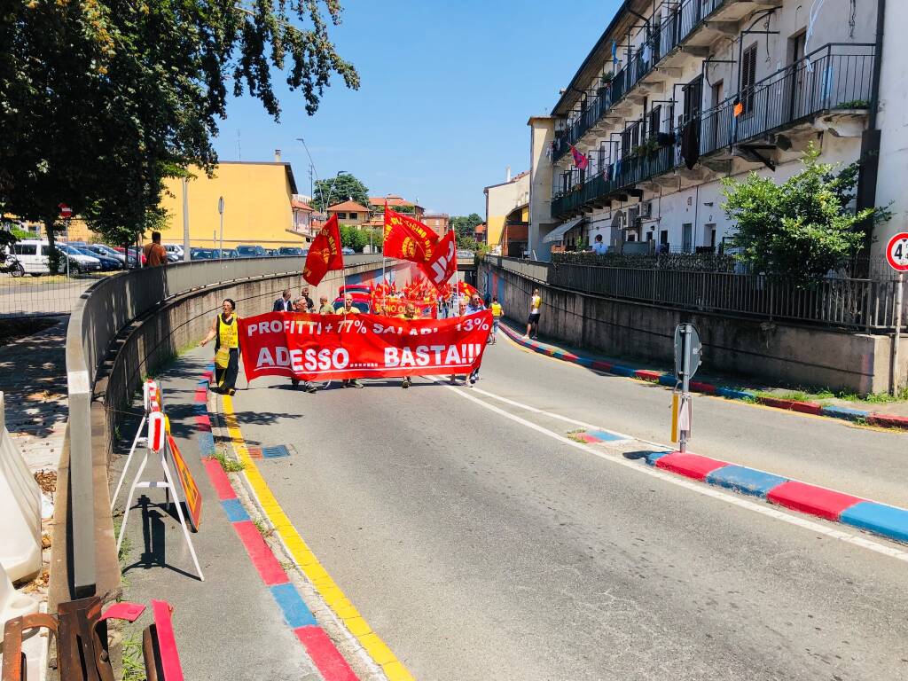 Lavoratori metalmeccanici e sindacati in corteo a Legnano 