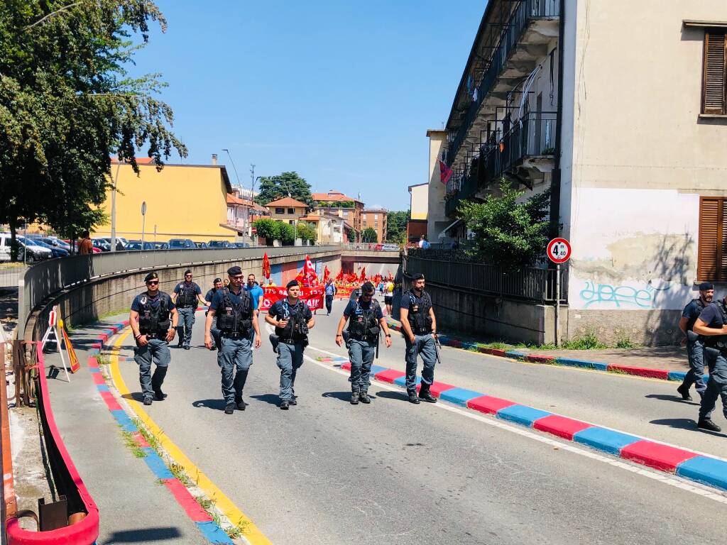 Lavoratori metalmeccanici e sindacati in corteo a Legnano 