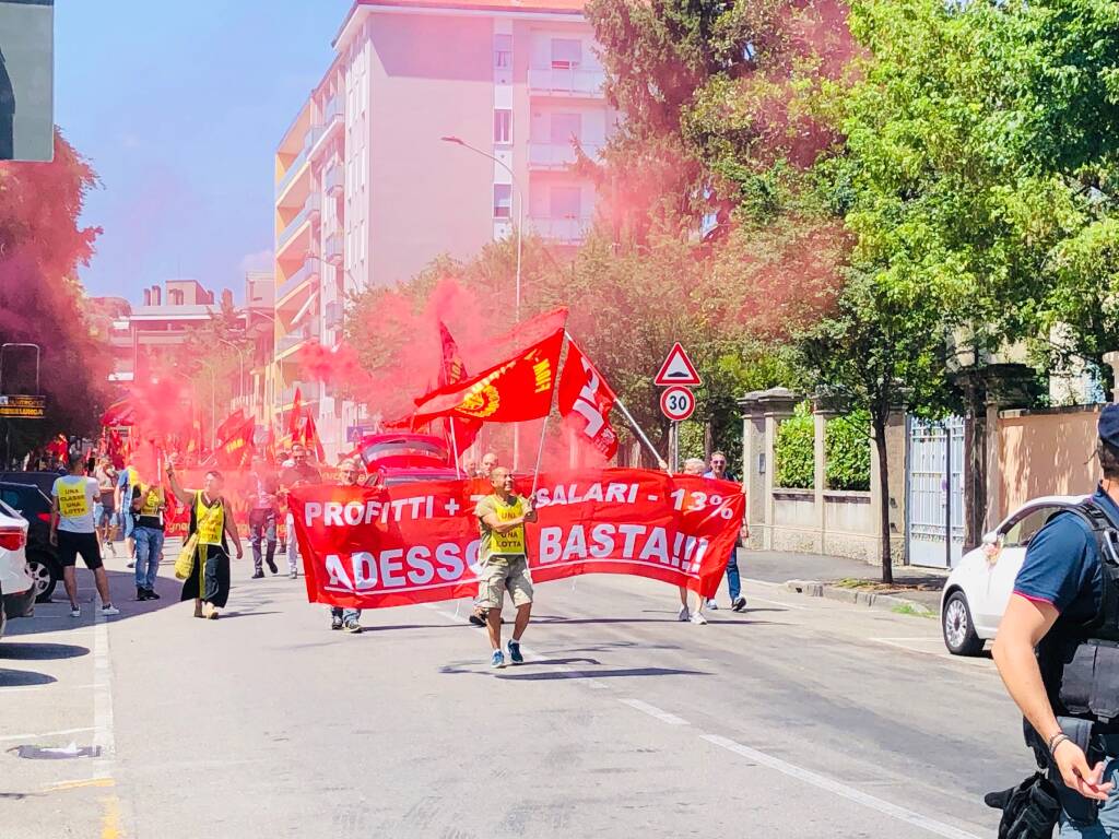 Lavoratori metalmeccanici e sindacati in corteo a Legnano 