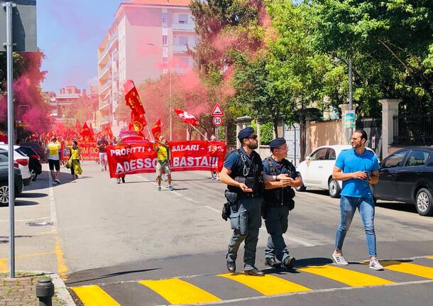 Lavoratori metalmeccanici e sindacati in corteo a Legnano