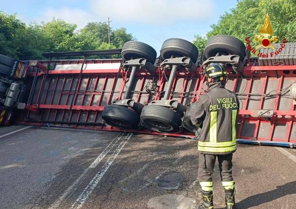 Lo schianto a Cantello col Tir ribaltato