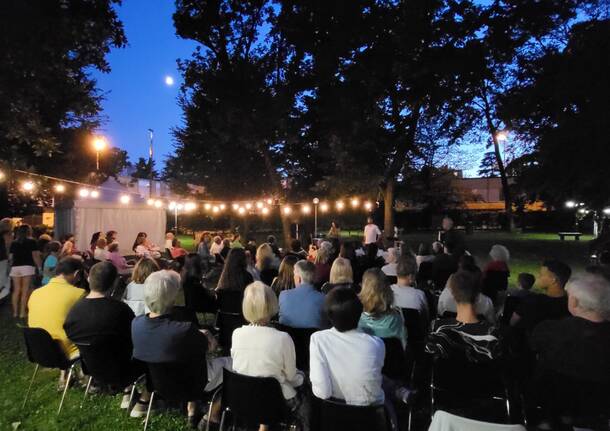 "Luna crescente" nel parco della biblioteca di Legnano