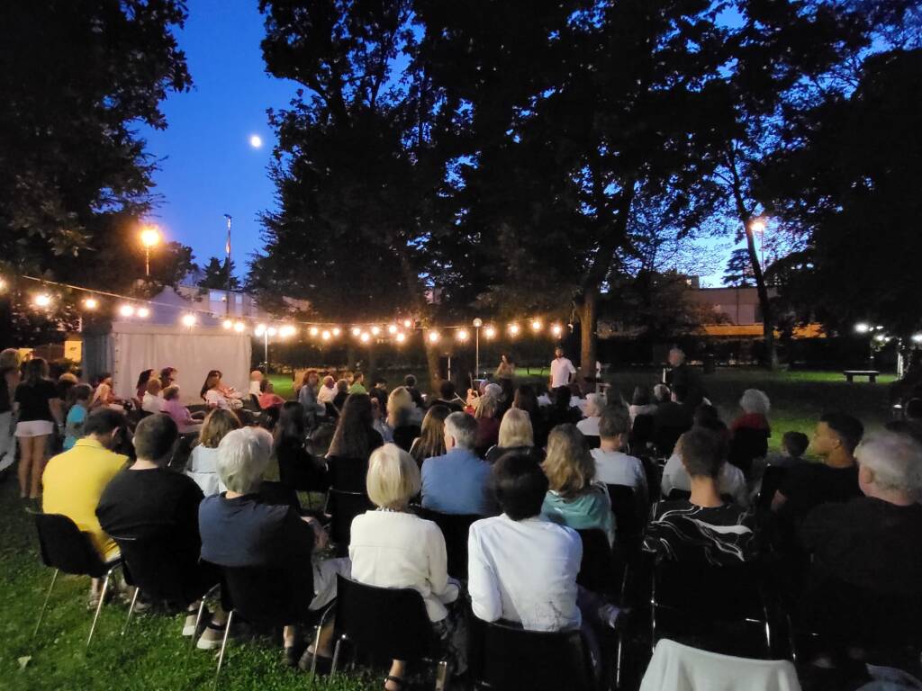 "Luna crescente" nel parco della biblioteca di Legnano