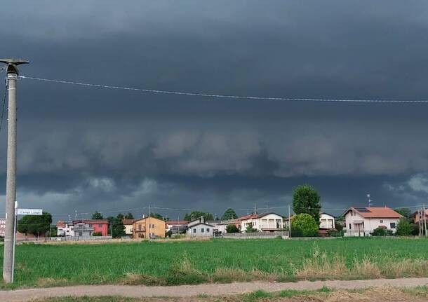 Il temporale sul tradatese causato dalla “nube a mensola”