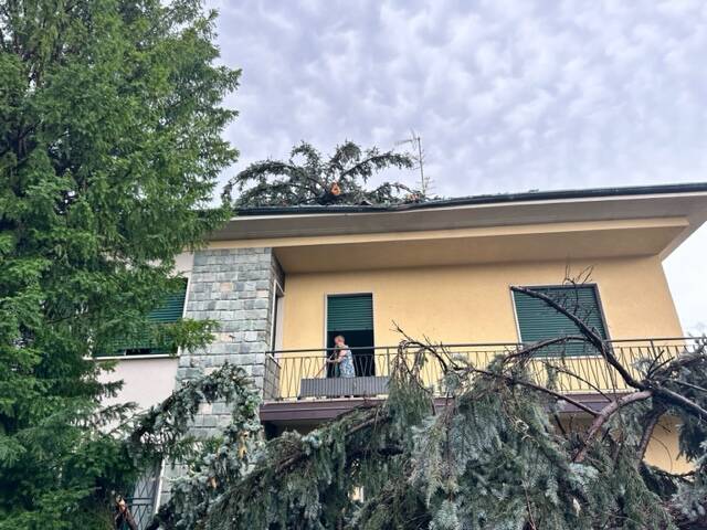 Tetto scoperchiato in via Albisetti 