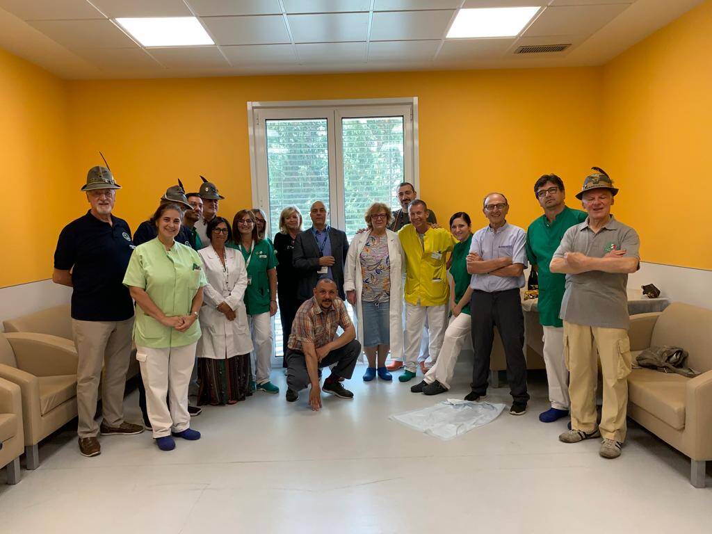 Tradate - Cinque carrozzine donate dagli Alpini all'Ospedale