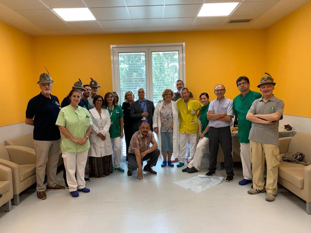 Tradate - Cinque carrozzine donate dagli Alpini all'Ospedale