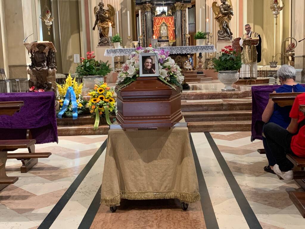 Tradate - I funerali di Giusy Caliandro