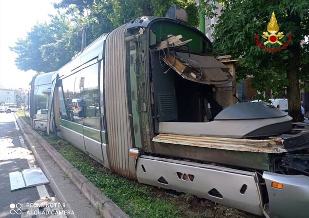 tram milano deragliato