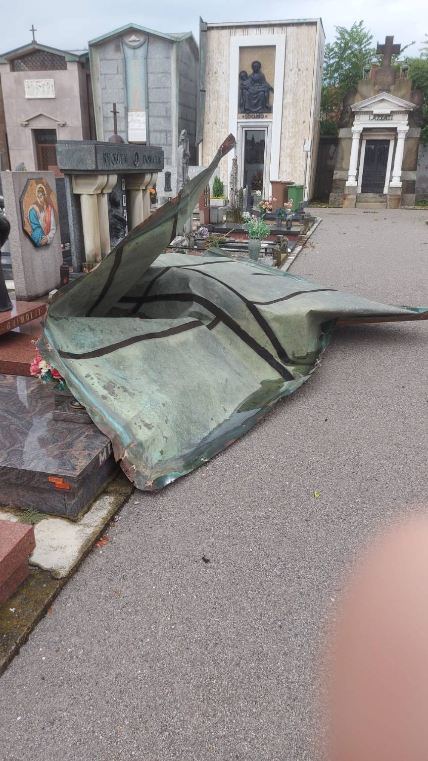 Vento e grandine, danni al cimitero Monumentale di Legnano