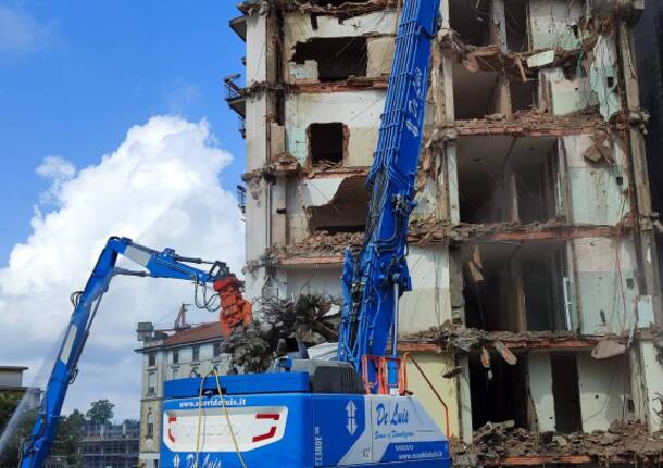 Abbattimento padiglione ex geriatria ospedale di Varese