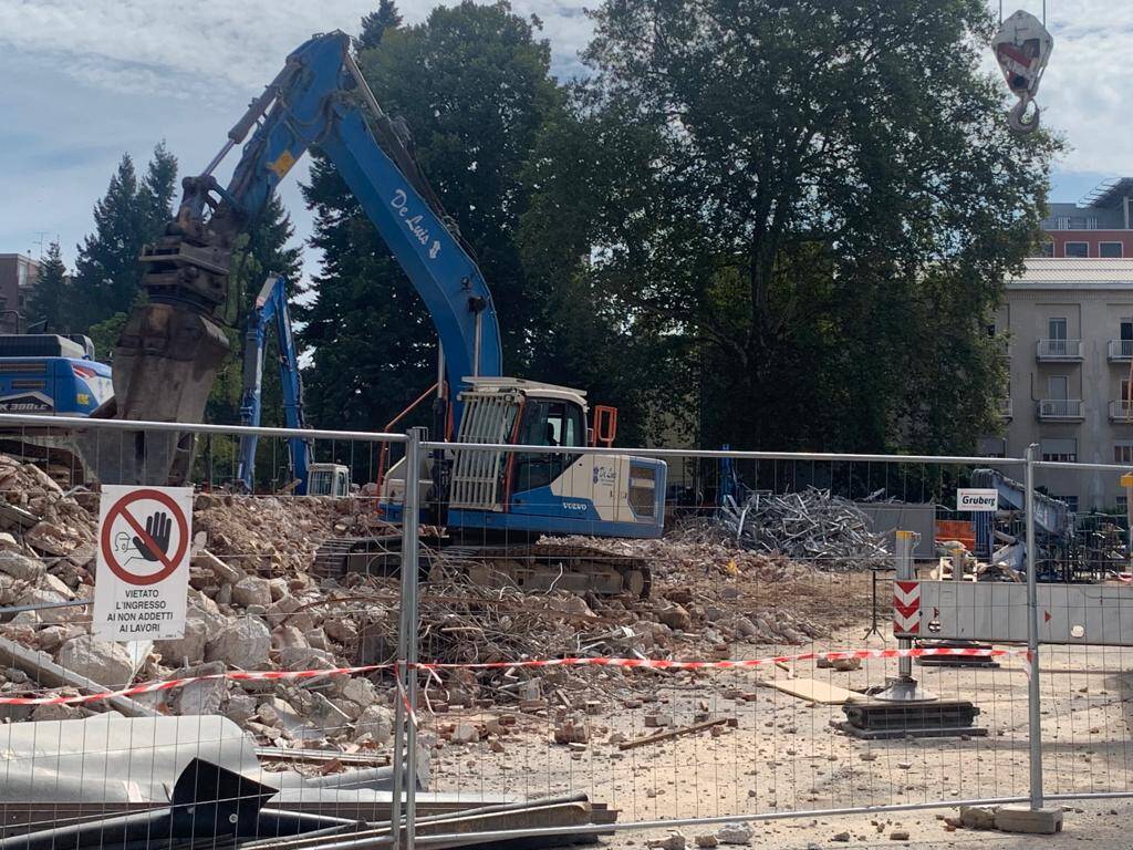 Abbattuta l'ex geriatria