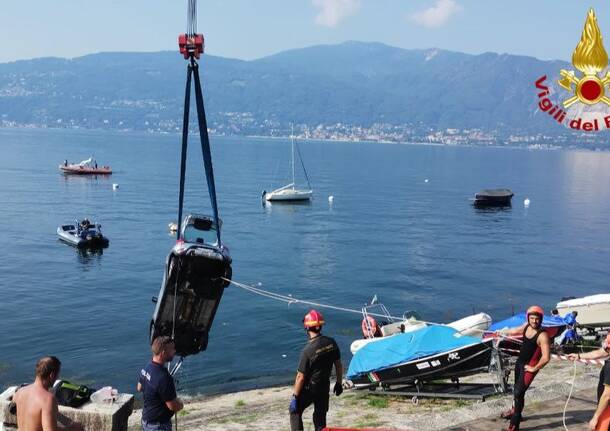 auto nel lago a suna