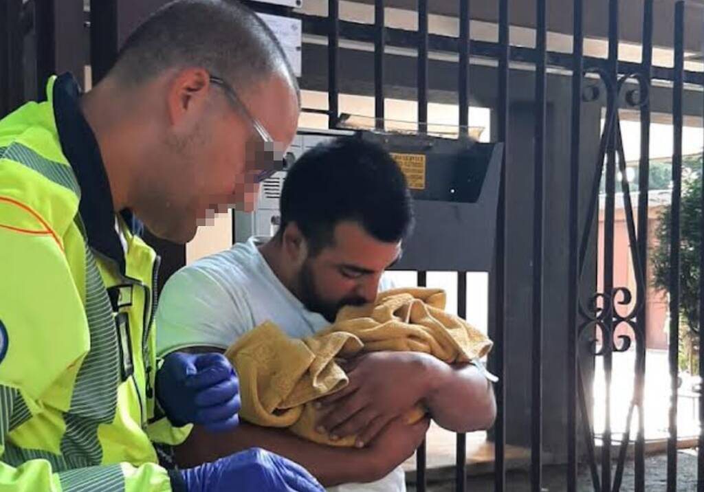 bimba nata sul marciapiedi a legnano