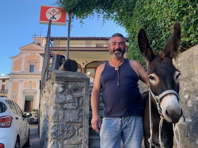 Sofia e Gala, le asine \"star\" della Valcuvia che si fanno cavalcare e coccolare dai tursti