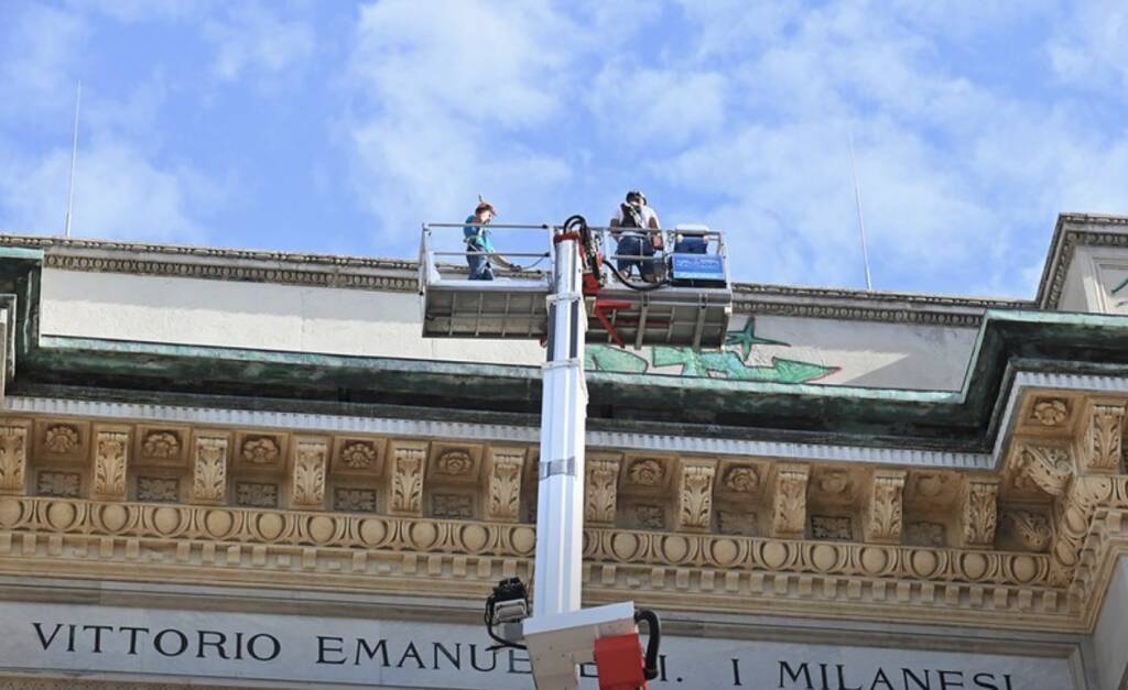 Ripulite le scritte sul cornicione della galleria Vittorio Emanuele a Milano