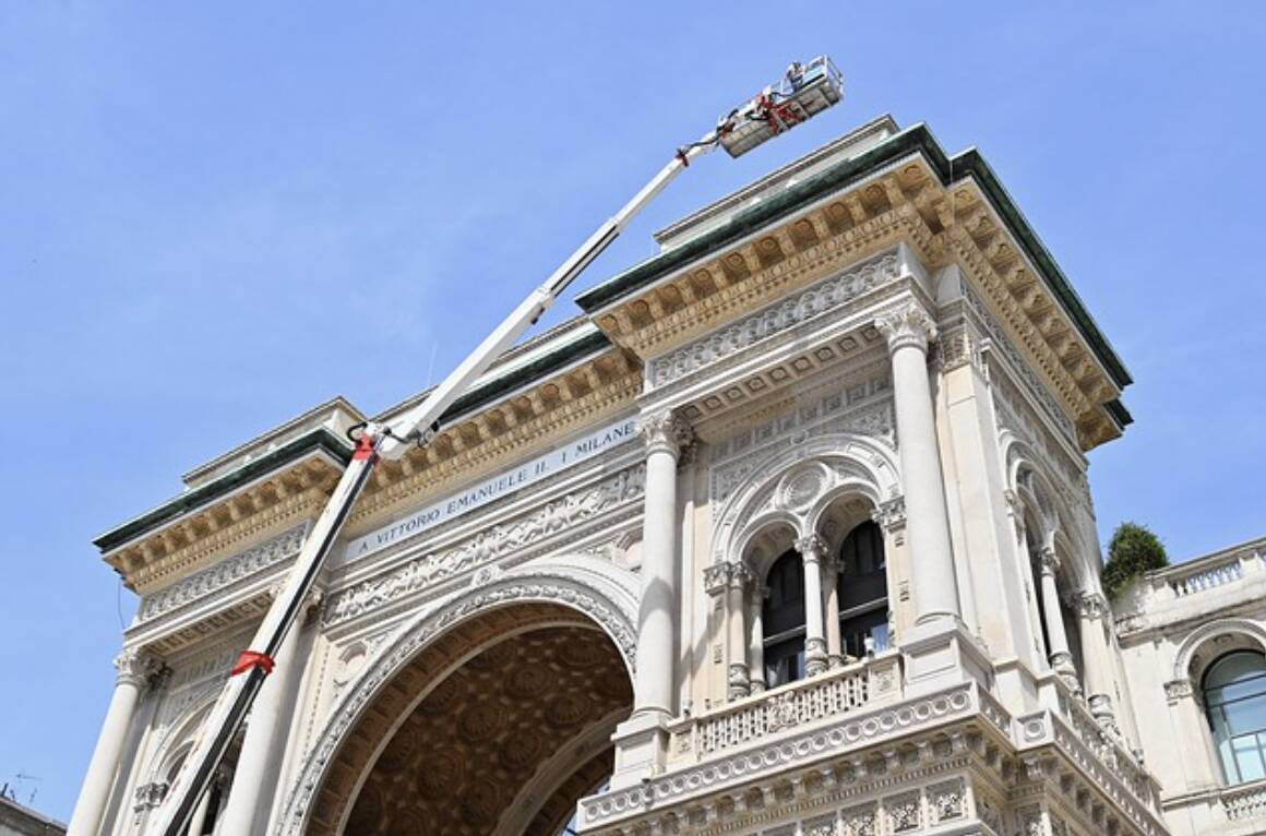 Ripulite le scritte sul cornicione della galleria Vittorio Emanuele a Milano