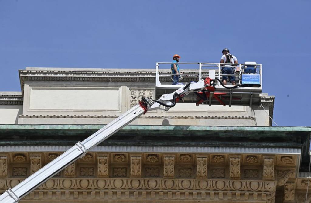 Ripulite le scritte sul cornicione della galleria Vittorio Emanuele a Milano