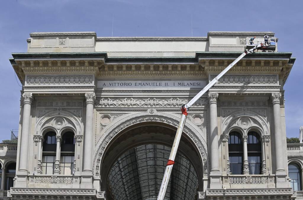 Ripulite le scritte sul cornicione della galleria Vittorio Emanuele a Milano