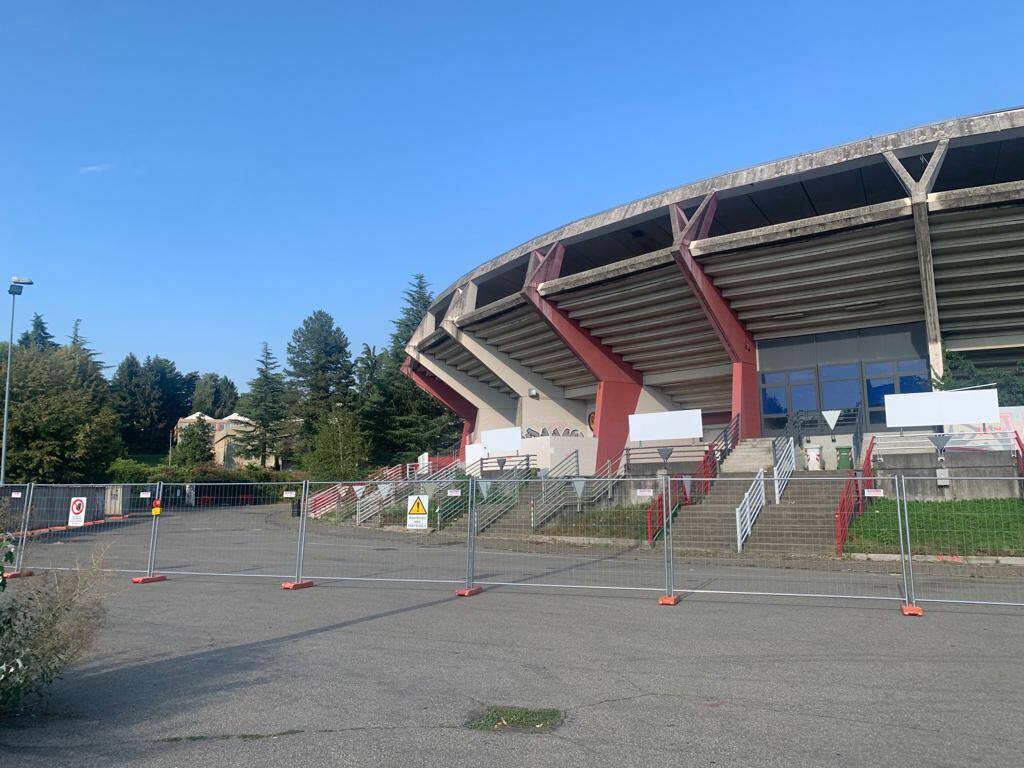 Transenne in piazzale Gramsci, via ai lavori al palasport di Varese