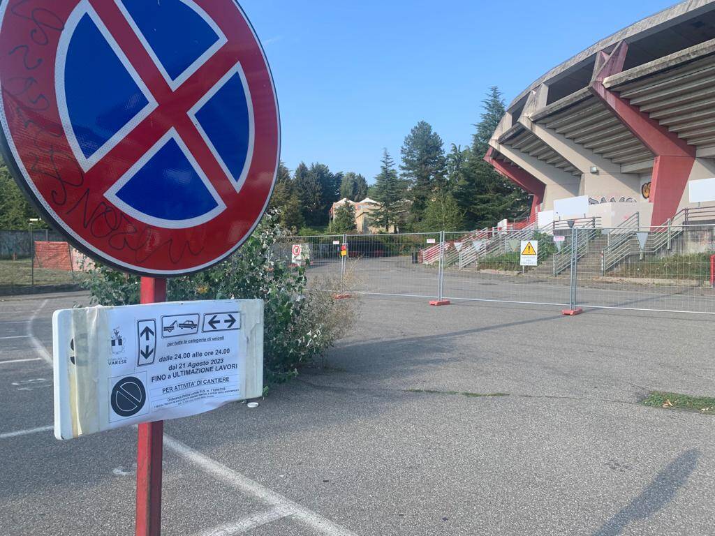 Transenne in piazzale Gramsci, via ai lavori al palasport di Varese