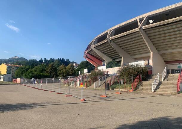 Transenne in piazzale Gramsci, via ai lavori al palasport di Varese