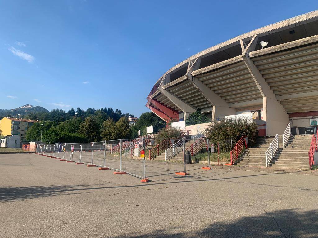 Transenne in piazzale Gramsci, via ai lavori al palasport di Varese