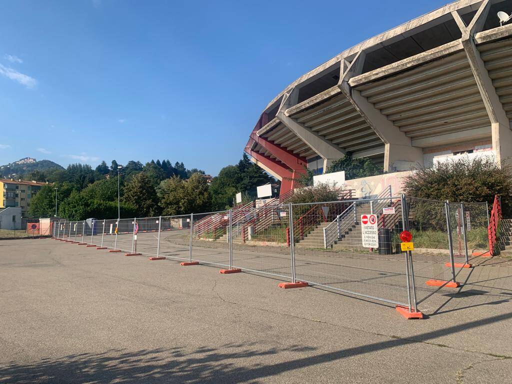 Transenne in piazzale Gramsci, via ai lavori al palasport di Varese