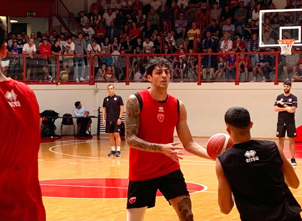 Allenamento davanti ai propri tifosi per la Openjobmetis