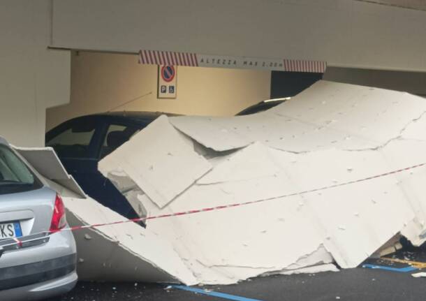 Crolla un controsoffitto in un supermercato di via Carcano a Varese