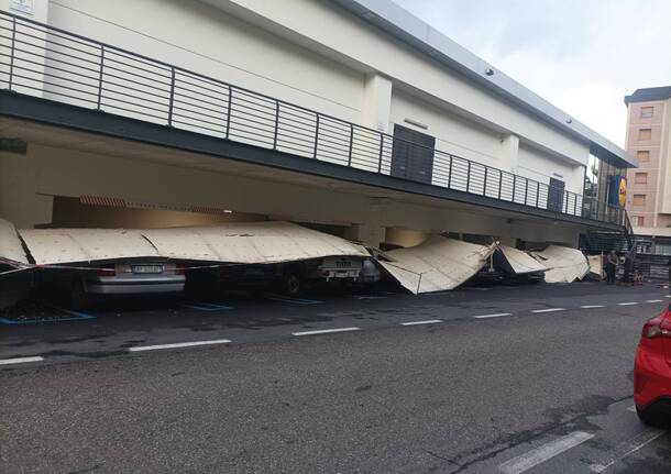 Crolla un controsoffitto in un supermercato di via Carcano a Varese