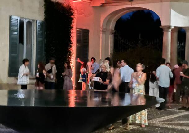 Villa Panza “vibra” tra dj set, suggestioni elettroniche e luci al neon
