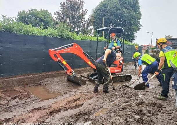 Fango e detriti a Barasso, Protezione Civile al lavoro