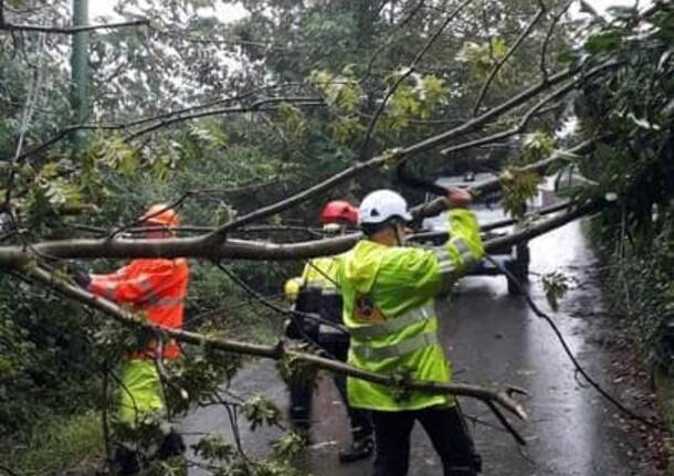 Fango e detriti a Barasso, Protezione Civile al lavoro