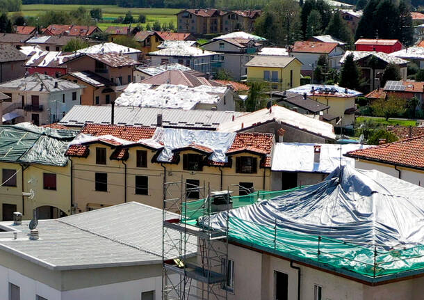 Gli incredibili effetti della grandine: “Tetti devastati, danni per milioni di euro”