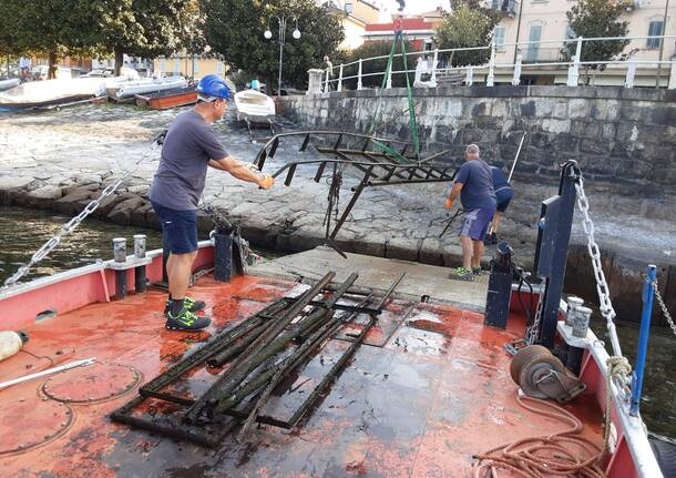 I sub di Verbania liberano la riva del lago dai ferri vecchi