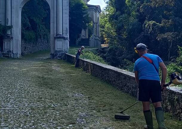 Il Cai senior al lavoro per ripulire la via sacra del Sacro Monte di Varese